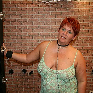Geschnürte Titten Galeriebild