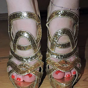 nackt in goldenen High Heels Galeriebild