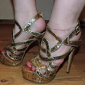 nackt in goldenen High Heels Galeriebild