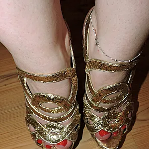 nackt in goldenen High Heels Galeriebild