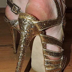 nackt in goldenen High Heels Galeriebild