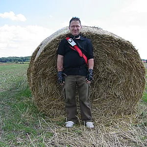 55Paul55 SM nackt auf dem  Feld Galeriebild