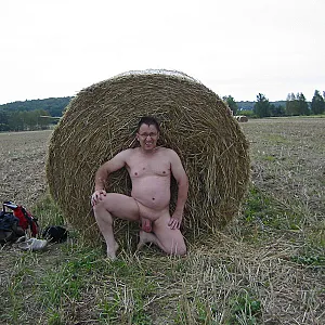 55Paul55 SM nackt auf dem  Feld Galeriebild