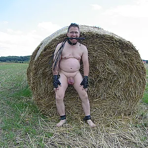 55Paul55 SM nackt auf dem  Feld Galeriebild
