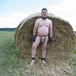 55Paul55 SM nackt auf dem  Feld Galeriebild