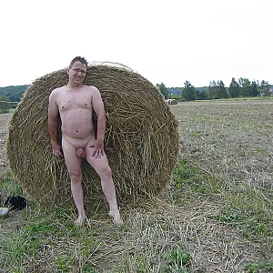 55Paul55 SM nackt auf dem  Feld Galeriebild