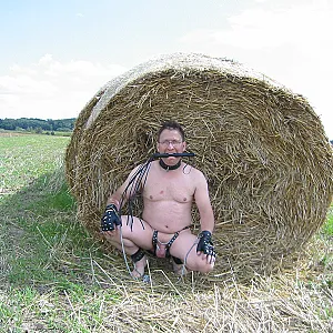 55Paul55 SM nackt auf dem  Feld Galeriebild