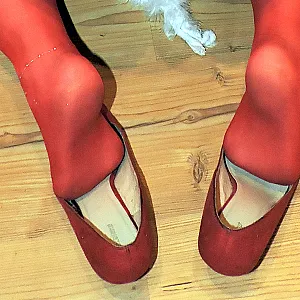 Sexy in rot mit weißer Stola Galeriebild