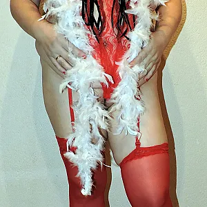 Sexy in rot mit weißer Stola Galeriebild