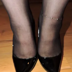 Arsch Titten Sohlen in Nylons und Lack Heels Galeriebild