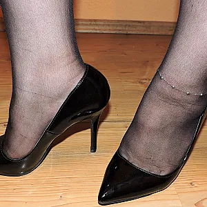 Arsch Titten Sohlen in Nylons und Lack Heels Galeriebild