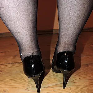 Arsch Titten Sohlen in Nylons und Lack Heels Galeriebild