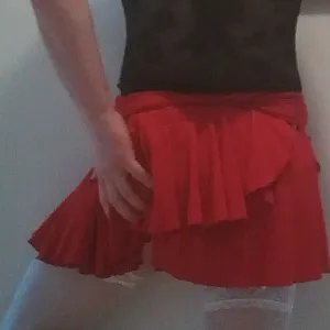 Weiße Nylons und roter Mini Galeriebild