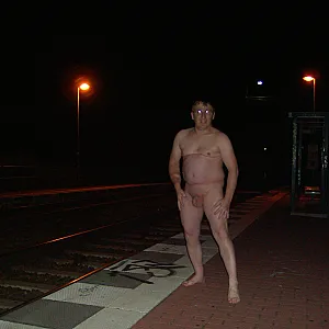 55Paul55nackt an der Straßenbahnhaltestelle in der Nacht Galeriebild