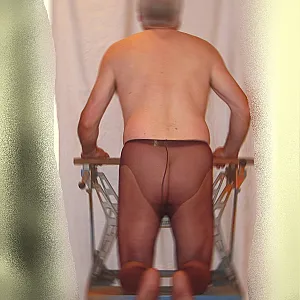nackt auf der Werkbank 02 Galeriebild