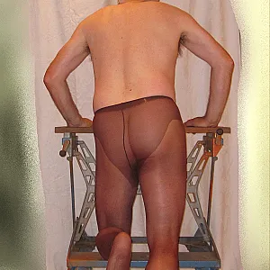 nackt auf der Werkbank 02 Galeriebild