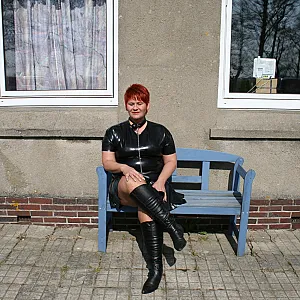 Im Latex Outfit auf dem Bauernhof Galeriebild