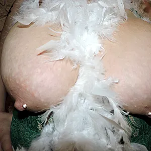 Sexy in grün mit Feder Stola Galeriebild