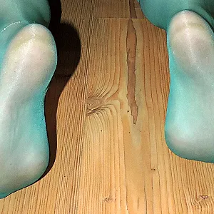 Sexy in grün mit Feder Stola Galeriebild