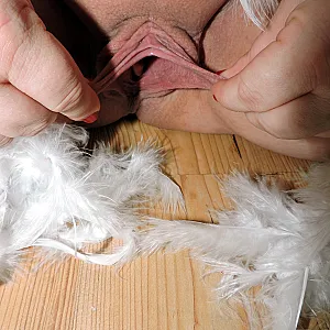 Sexy in grün mit Feder Stola Galeriebild
