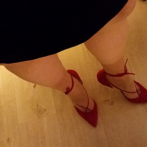 New Dress & Red Heels Galeriebild