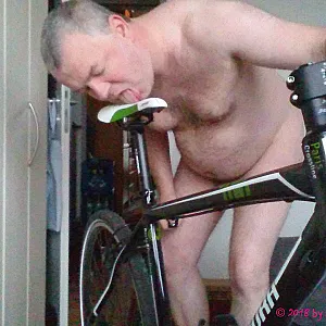 Nackt auf dem Fahrrad Galeriebild