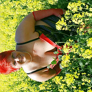 Outdoor im knappen Lack Outfit Galeriebild