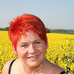 Outdoor im knappen Lack Outfit Galeriebild