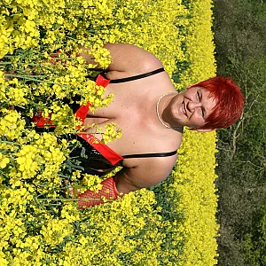 Outdoor im knappen Lack Outfit Galeriebild