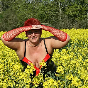 Outdoor im knappen Lack Outfit Galeriebild