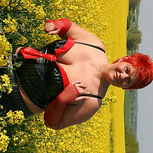 Outdoor im knappen Lack Outfit Galeriebild