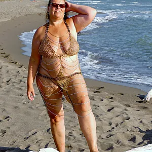 im Kettenkleid am Strand 1-1 Galeriebild