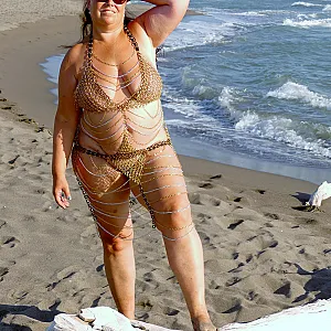 im Kettenkleid am Strand 1-1 Galeriebild