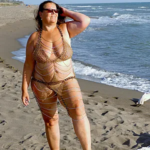 im Kettenkleid am Strand 1-1 Galeriebild