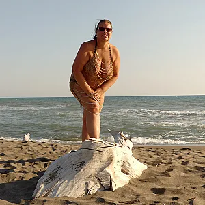 im Kettenkleid am Strand 1-1 Galeriebild
