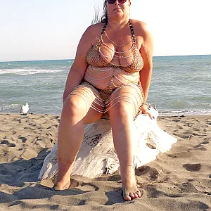 im Kettenkleid am Strand 1-1 Galeriebild
