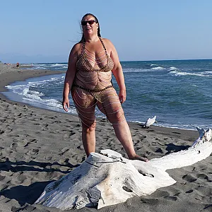 im Kettenkleid am Strand 1-1 Galeriebild