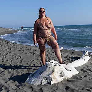 im Kettenkleid am Strand 1-1 Galeriebild