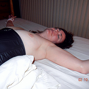 Das erste Bild von wepost's Galerie - Bed tied, spread, and blowjob