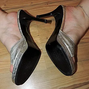 nackt mit Mules Galeriebild