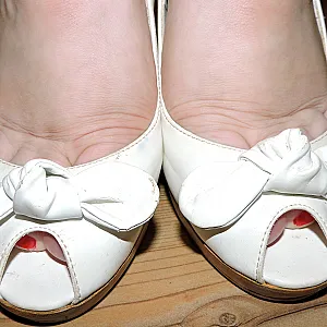 Nackt und geil in weißen High Heels Galeriebild