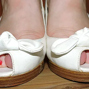 Nackt und geil in weißen High Heels Galeriebild