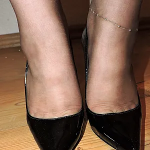 Braune Pantyhose und Lack Heels Galeriebild