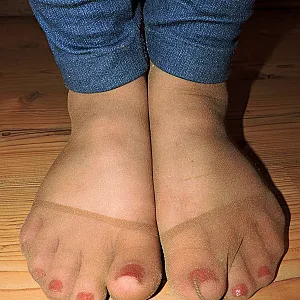 nylonfeets in flipflops gallery image