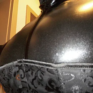 P.girl im schwarzen Glanzanzug Teil 1 Galeriebild