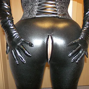 P.girl im schwarzen Glanzanzug Teil 1 Galeriebild