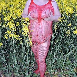 Sexy in Rot am gelben Rapsfeld 2020 Galeriebild