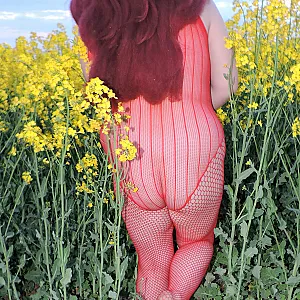 Sexy in Rot am gelben Rapsfeld 2020 Galeriebild