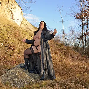 sexy Winterspaziergang im Ledermantel 2 Galeriebild