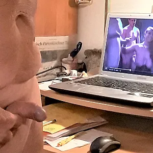 wichsen beim Pornofilm schauen Galeriebild